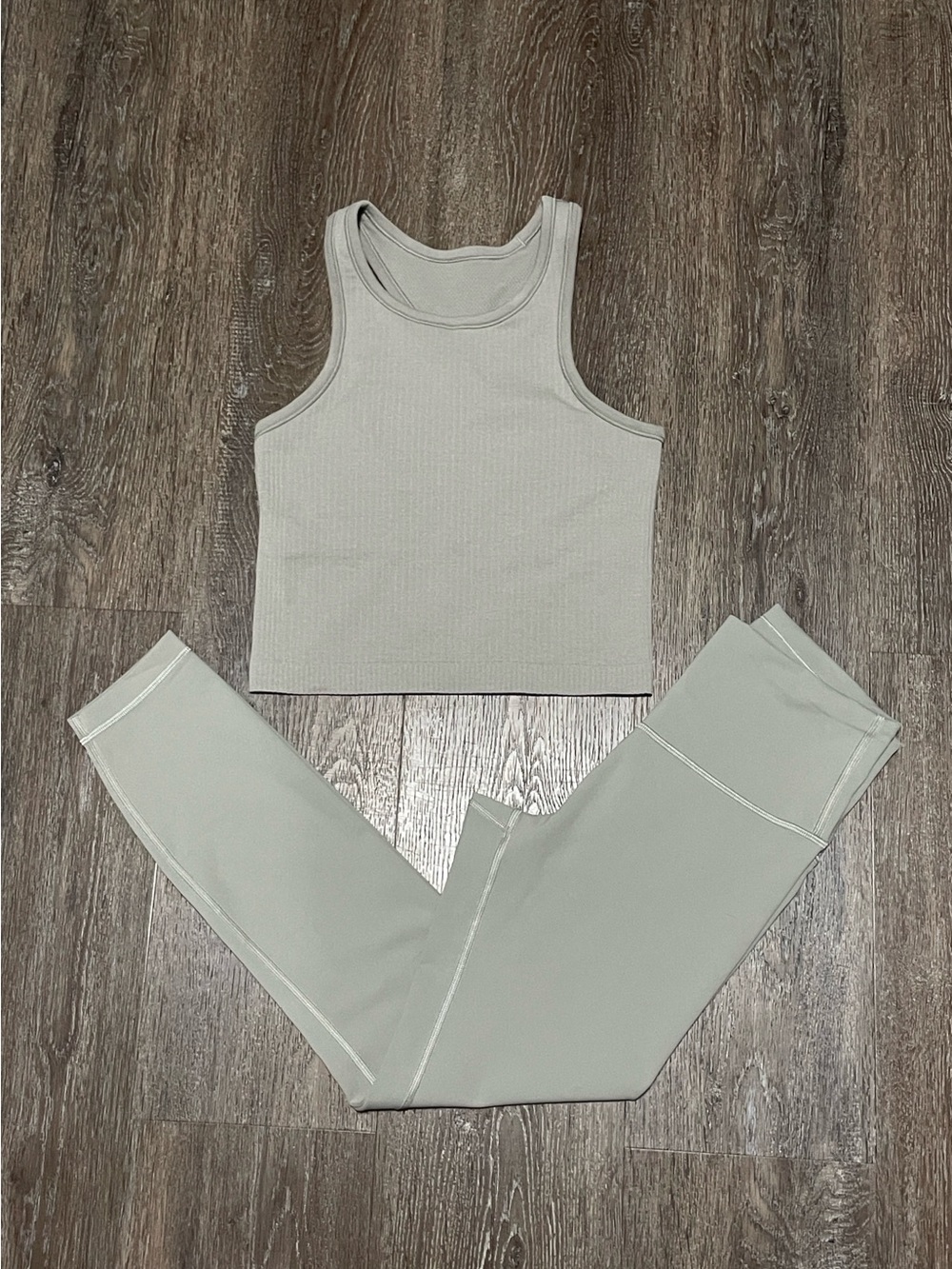 EUC Lululemon Matching Riverstone Set. Size Top 6/ Bottom 4